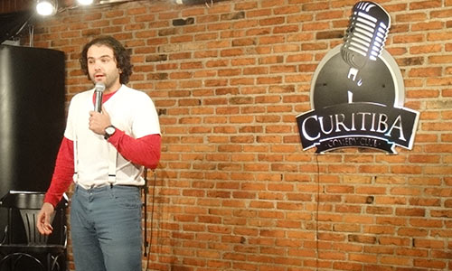 Pierre Rosa no palco do Curitiba Comedy Club